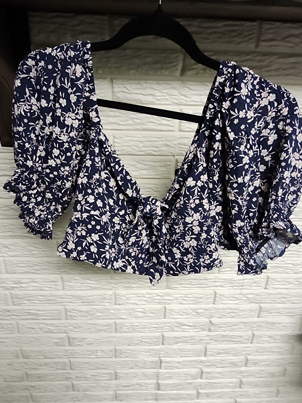 Lulu's Navy Floral Tie-Front Puff Sleeve Crop Top